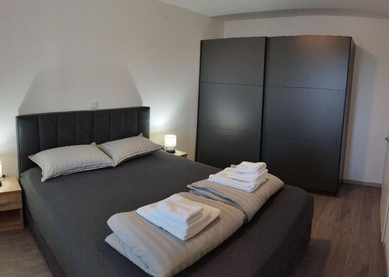 Apartment Luka Pula Bagian luar foto