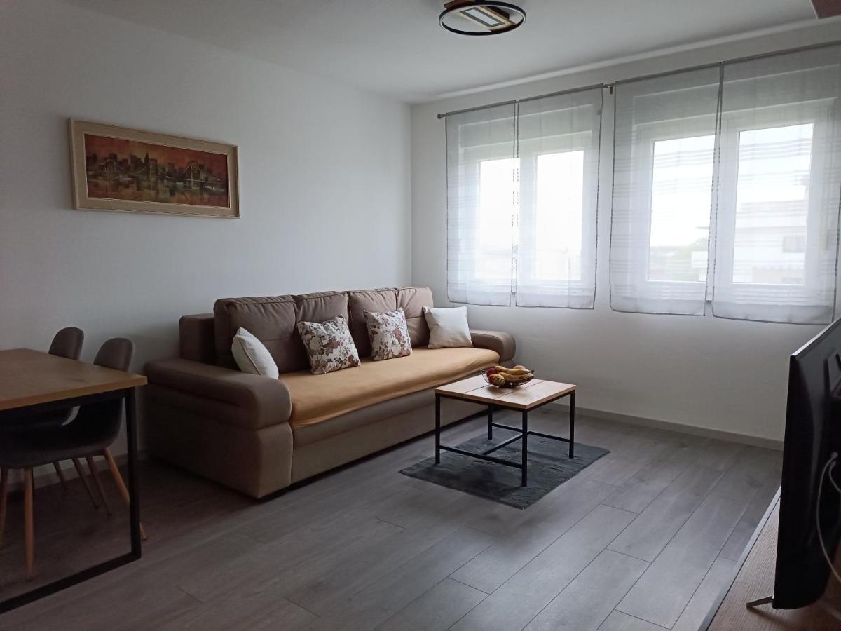 Apartment Luka Pula Bagian luar foto
